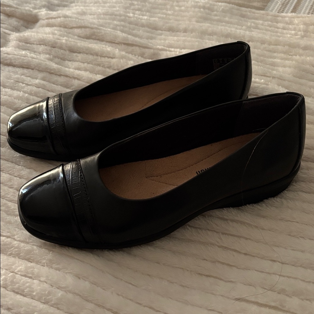 Clarks Black Leather Flats- Cap Toe
